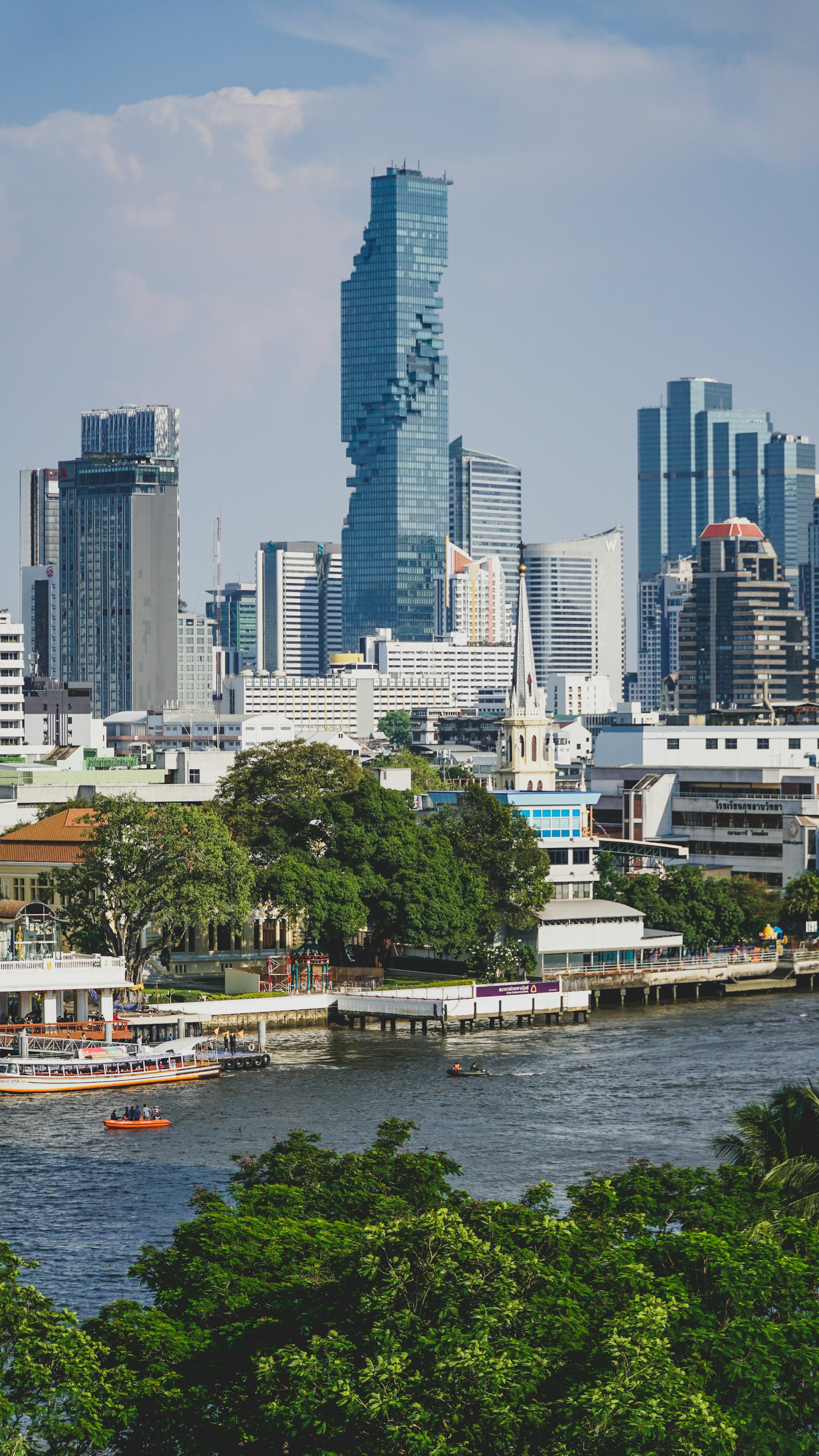 Skyline von Bangkok am Chao-Phraya-Fluss bei Tageslicht