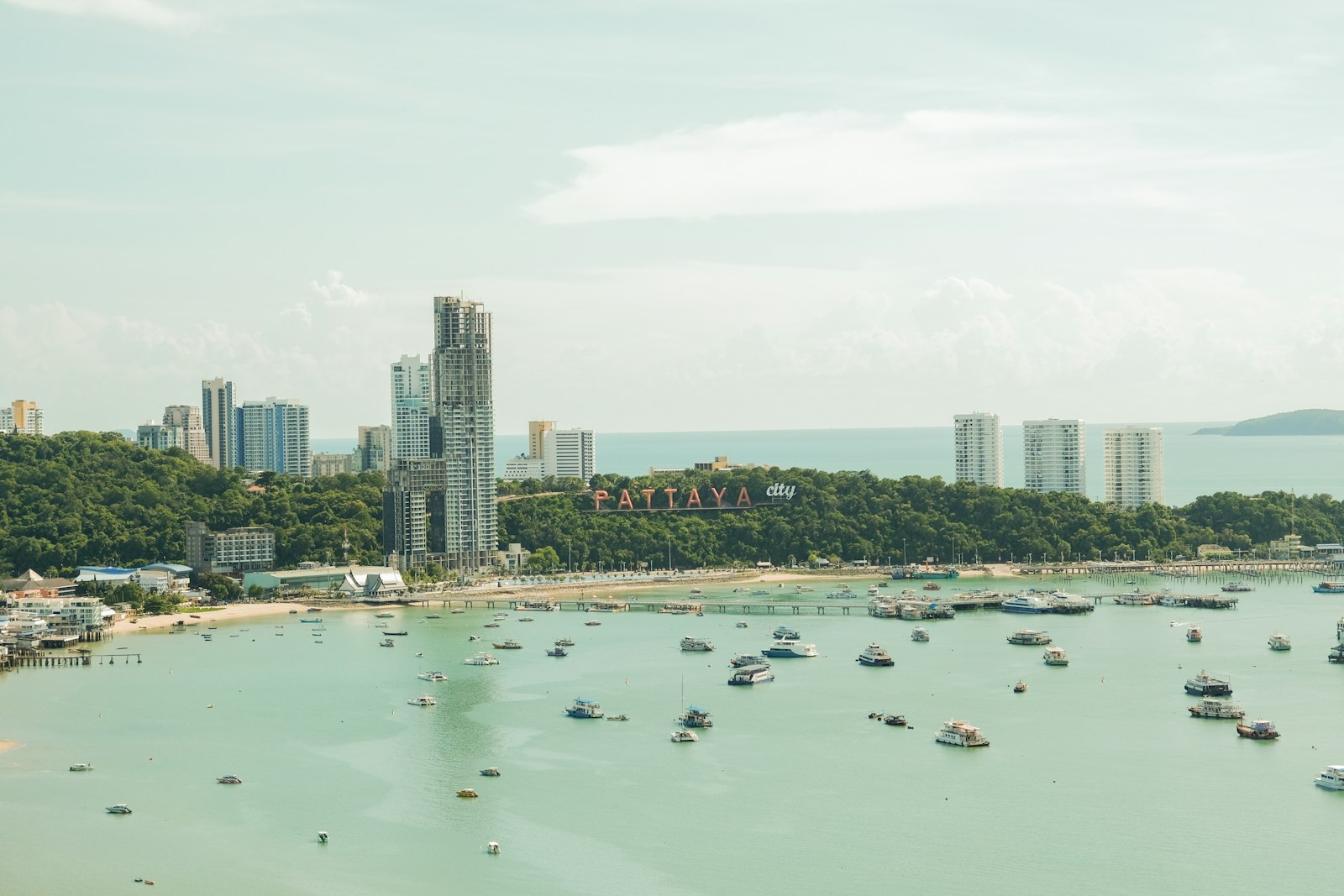 Küstenabschnitt bei Jomtien nahe Pattaya am Tag